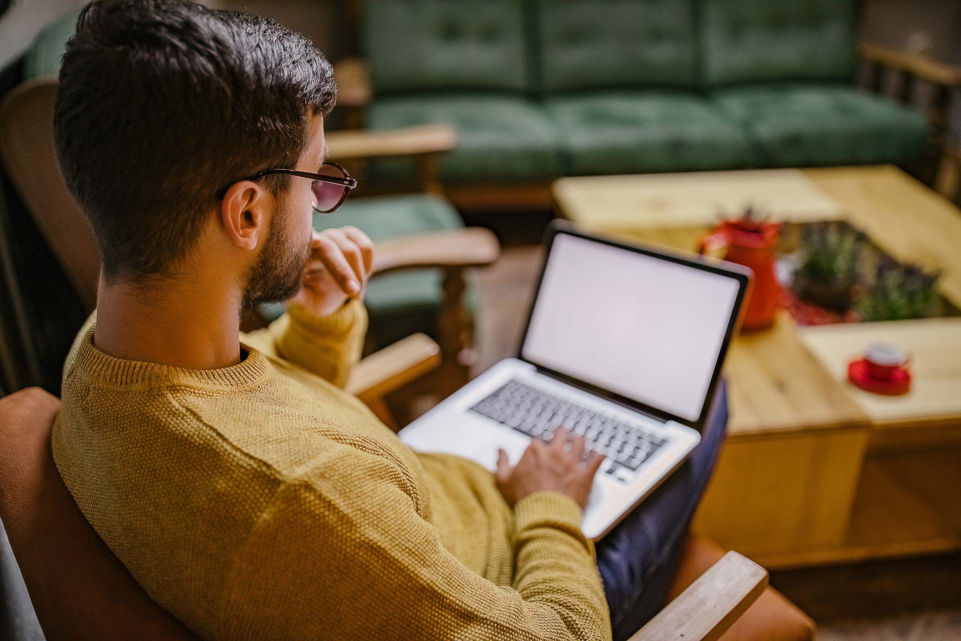 Mann mit Laptop